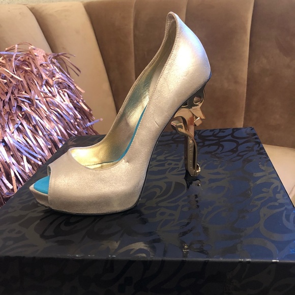 Aennis Eunis Calligraphy Gold Pumps - Picture 5 of 7